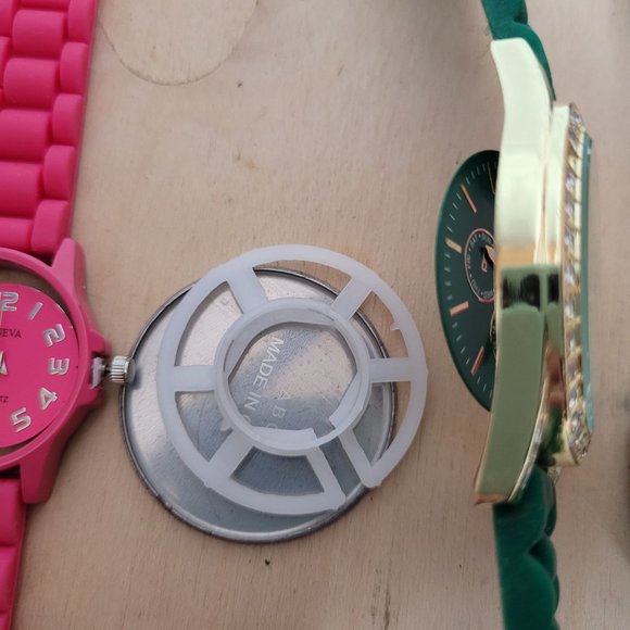 Watch Lot Broken For Parts Assorted Plastic Metal Pieces Missing Crafts As Is - Picture 7 of 11